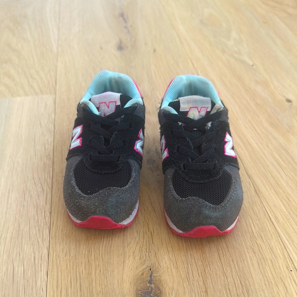 New Balance Toddler Black and Pink Sneakers Size 6